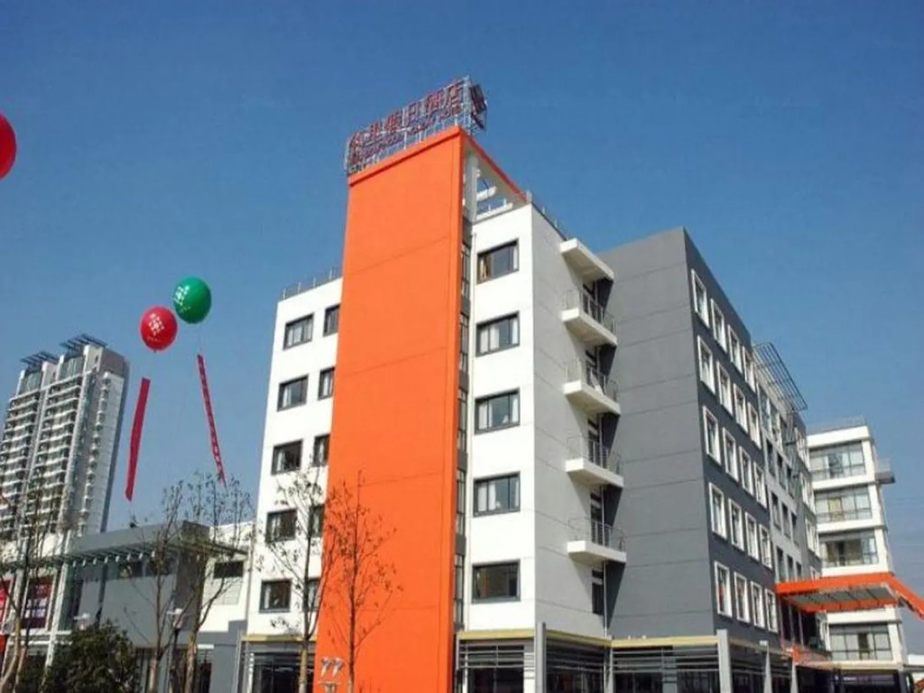 Linglong Neighbourhood Holiday Hotel
