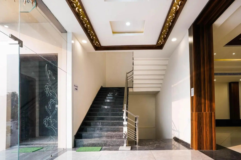 Pop 91505 Airport Hotel