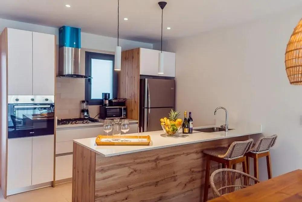 2 bed Condo With Private Picuzzi Steps From the Beach