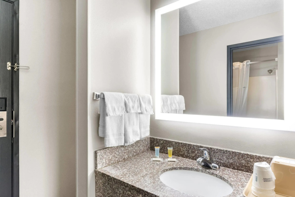 Super 8 by Wyndham Evansville East