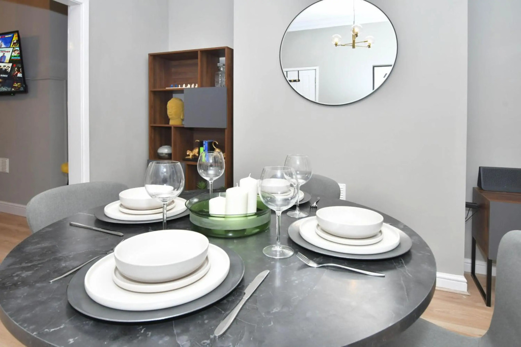 Elm House by YourStays - 3 Bedroom - Modern Home in Crewe