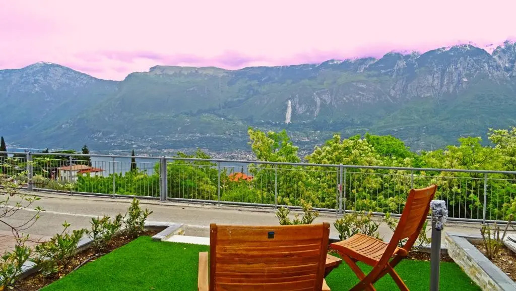 La Quiete 24 Lake view apartment by Gardadomusmea