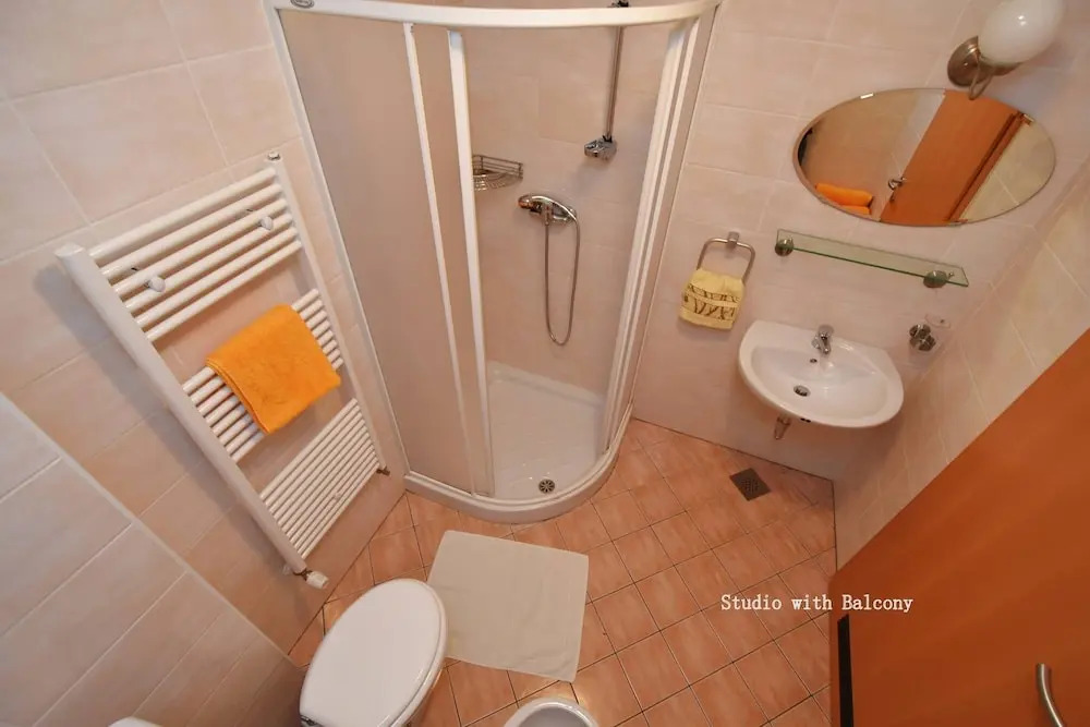 Flora - Studio Apartment