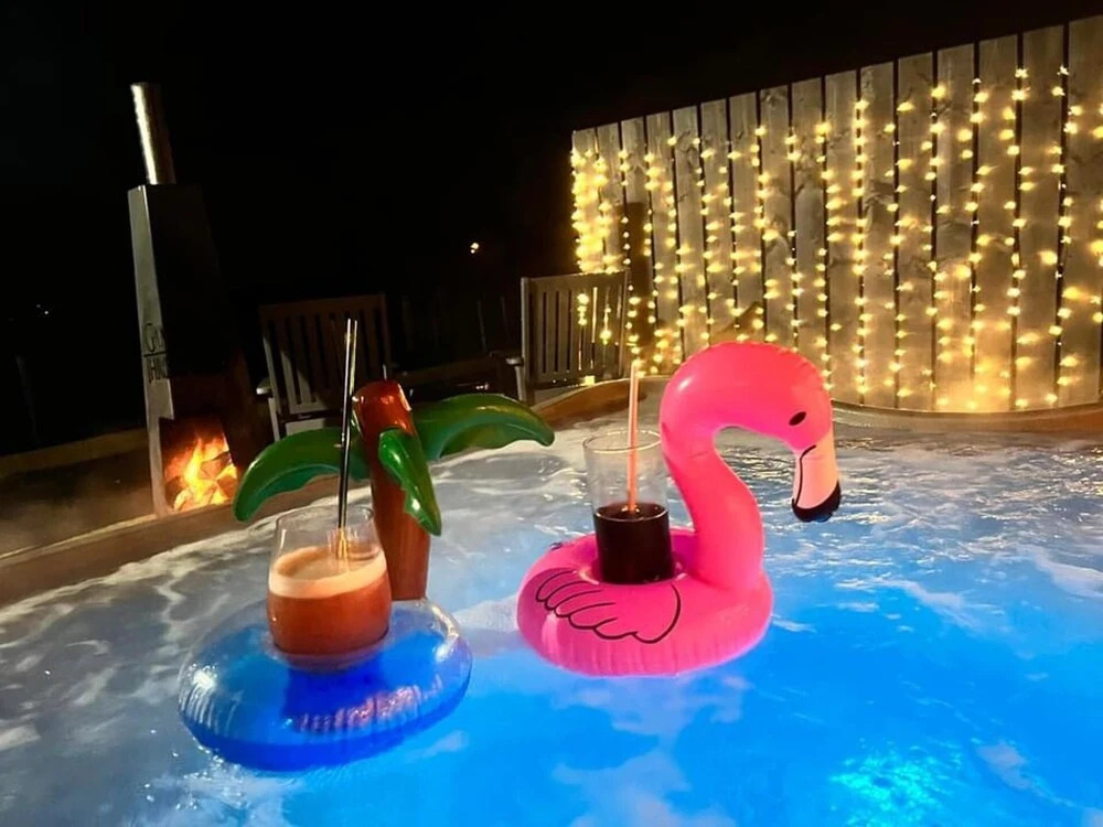 Deerfin Rentals. Private Chalet with Hot Tub