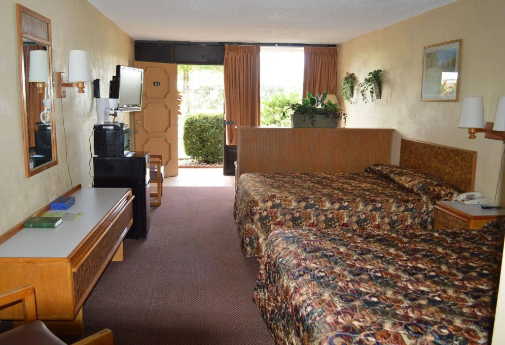 Tarpon Shores Inn