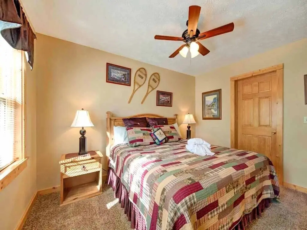 Knotty N Nice 2 Bedroom Home with Hot Tub