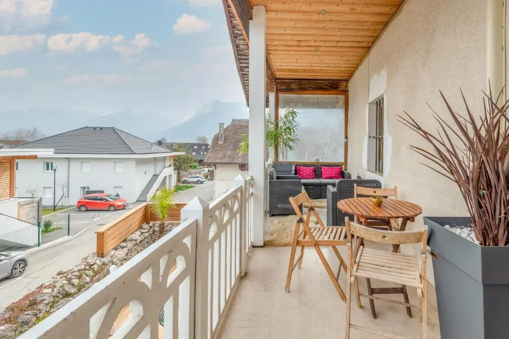 Spacious apartment with two terraces and private parking