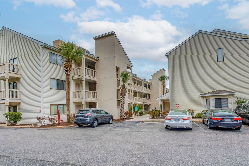 Steps to Ocean: Convenient Myrtle Beach Townhome!