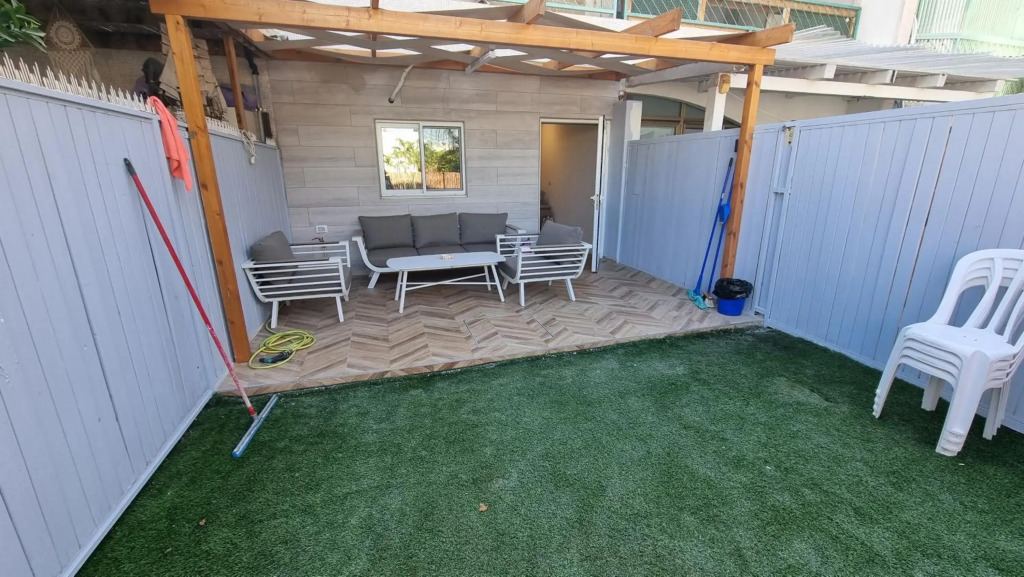 garden apartment 7 min walk to the beach