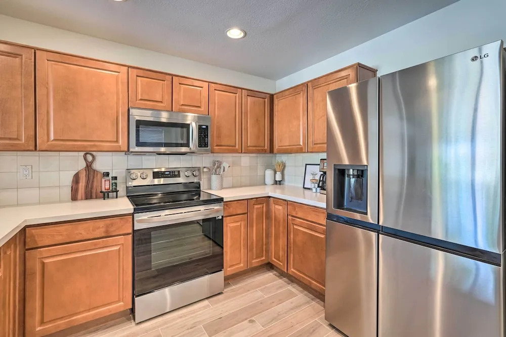Private Pool, Gas Grill: Chic Glendale Home!