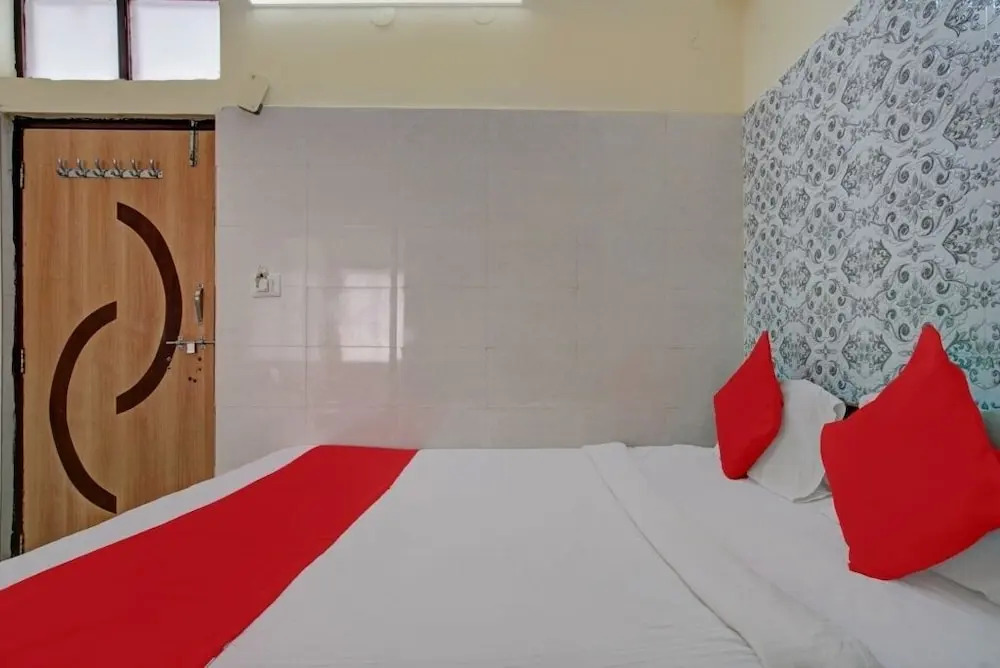 iROOMZ Hotel Sweekar Suites