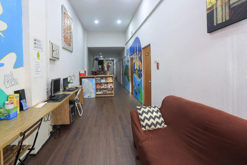 SPOT ON 90236 Zigzag Travellers Home - Hostel