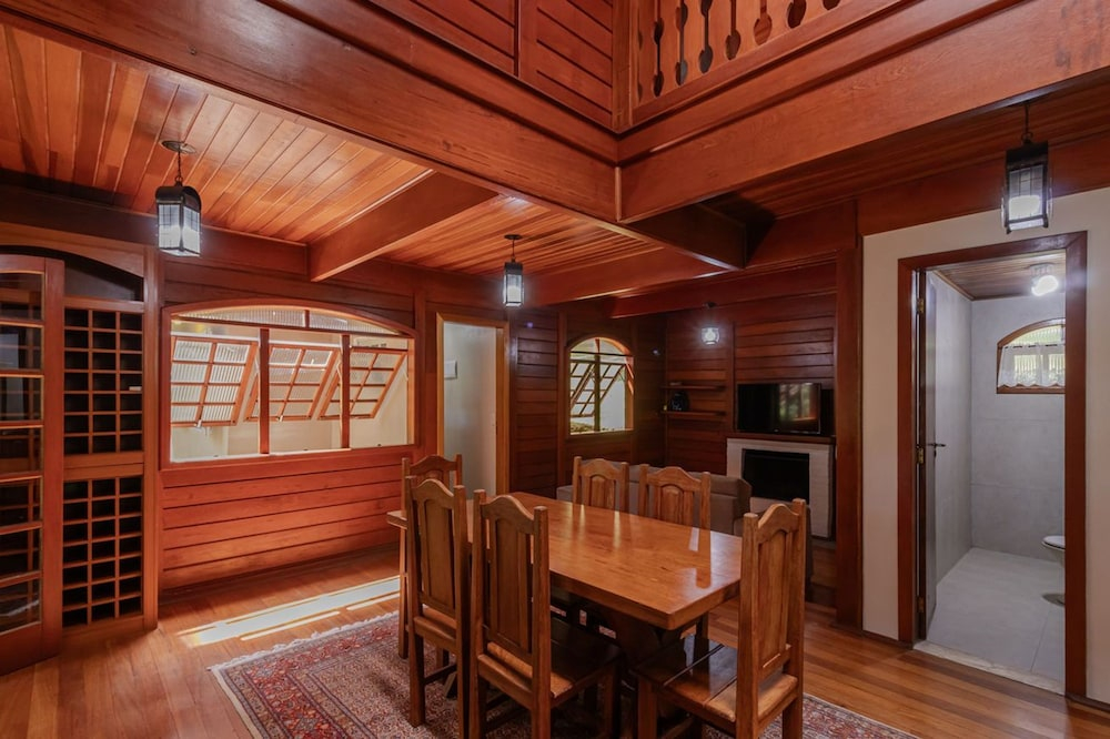 Casa com Lareira e 3 su tes no Parque das Fontes