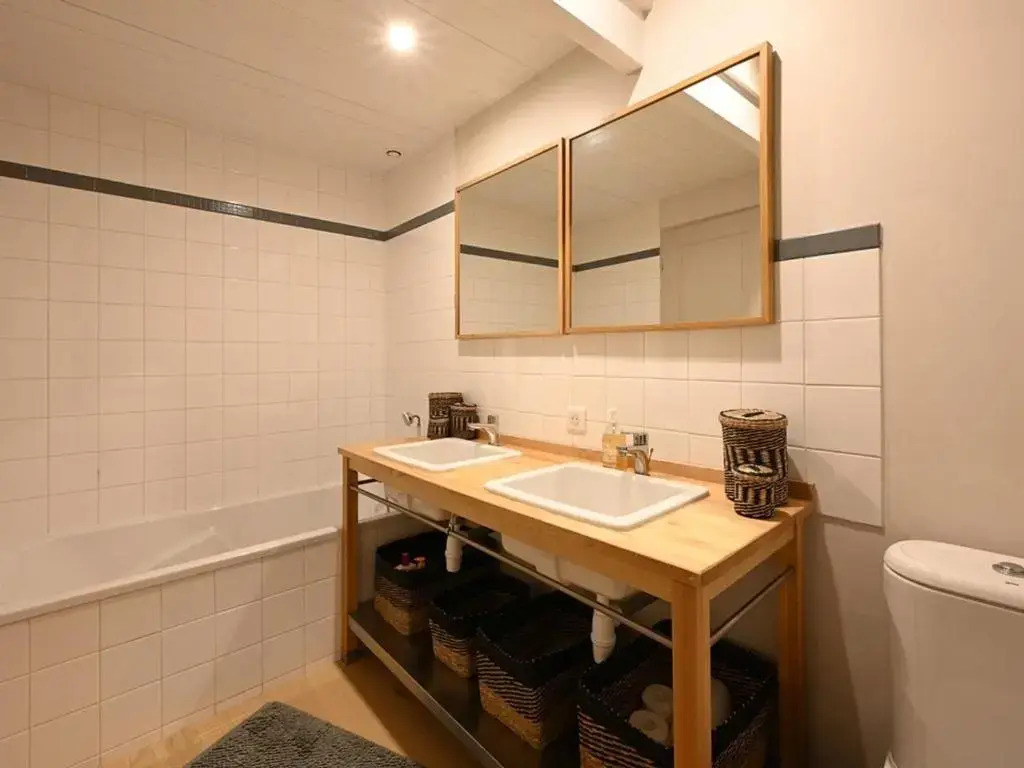 Maison Rénovée avec Jacuzzi et Cuisine d'Été au Centre du Village - FR-1-434-97
