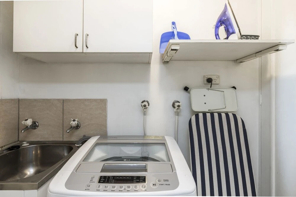 Two Bedroom Apt Close To Chatswood With Parking