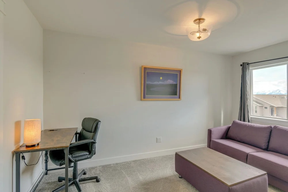 Chic Anchorage Townhome < 1 Mi to Kincaid Park!