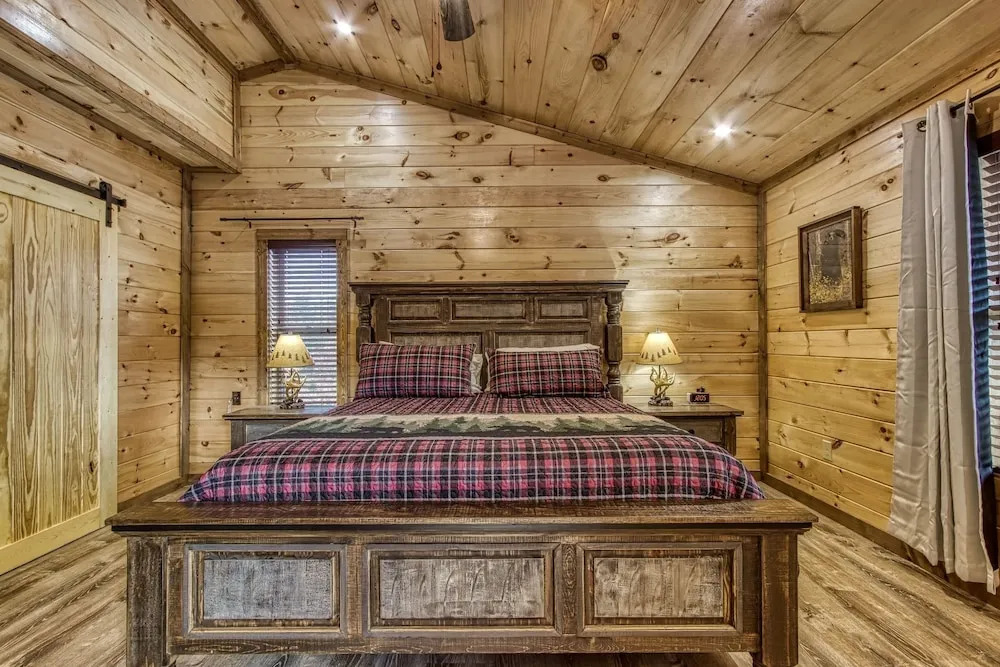 Ern805- Bearly Believe It! - Great Location! Close To Town And All The Action! 3 Bedroom Cabin by RedAwning