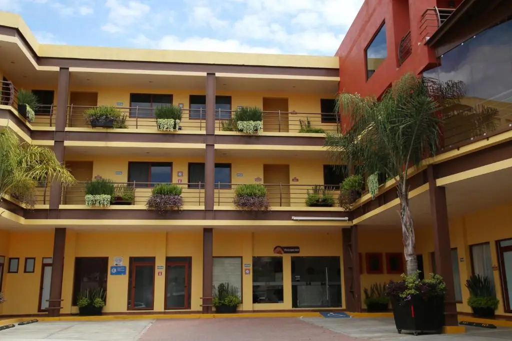 Hotel Plaza Bernal
