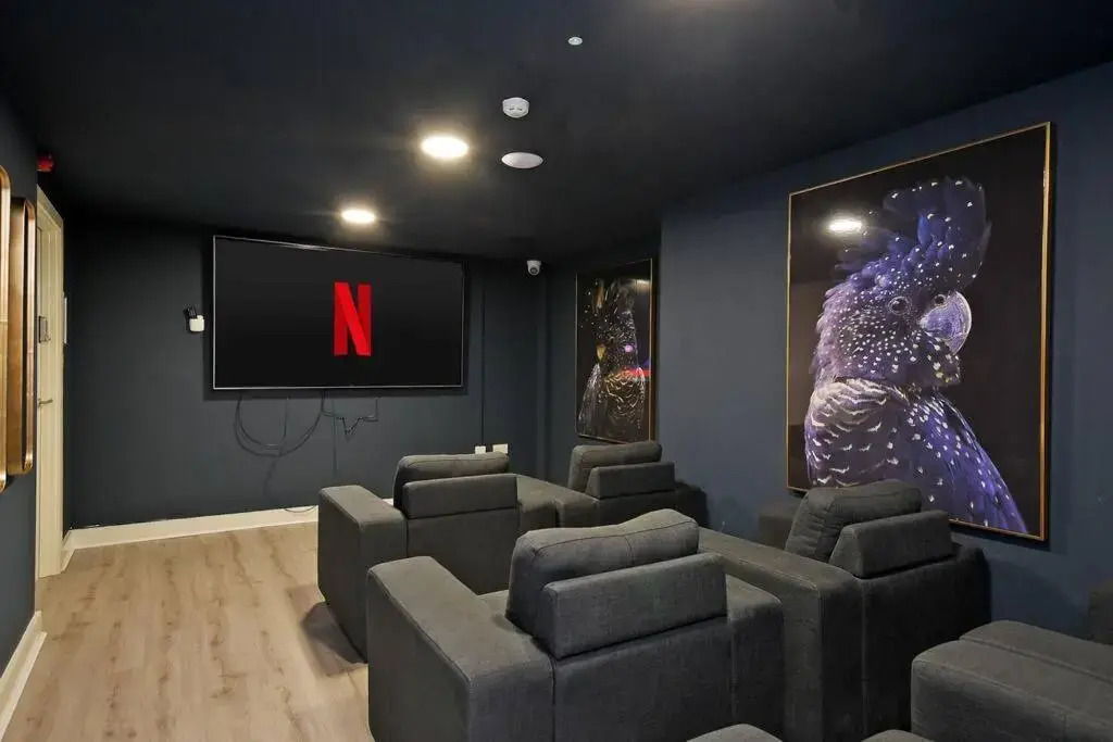 Modern City Centre Studio Apartment - West One with FREE WIFI, GYM ACCESS, NETFLIX