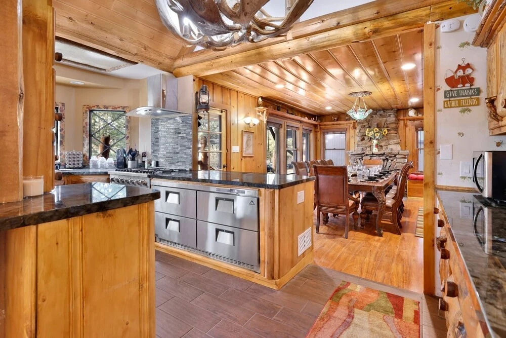 2031-fox Lodge 5 Bedroom Home by RedAwning