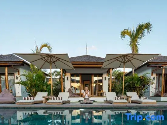 EHOA NYANYI BEACH Boutique Hotel - In front of entrance to NUANU