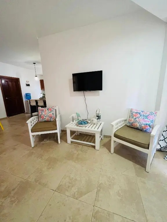 Lovely Beachfront 2 bedrooms condo with 2 pools