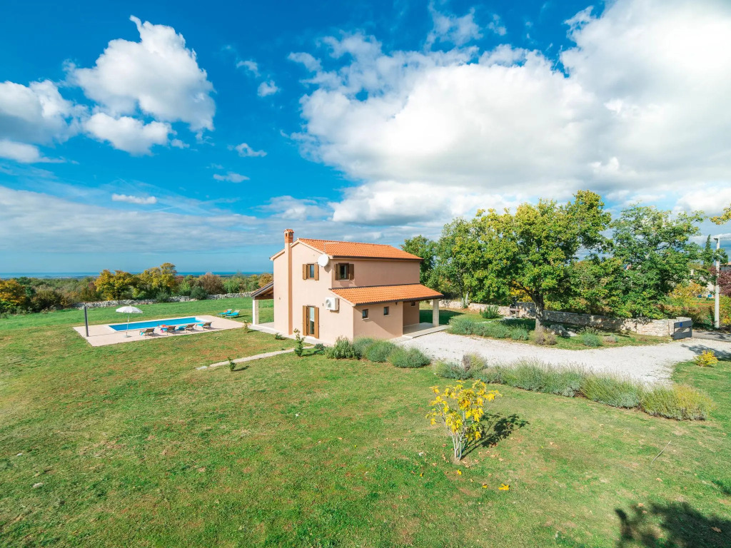 Detached villa with private pool and large garden, in a quiet area