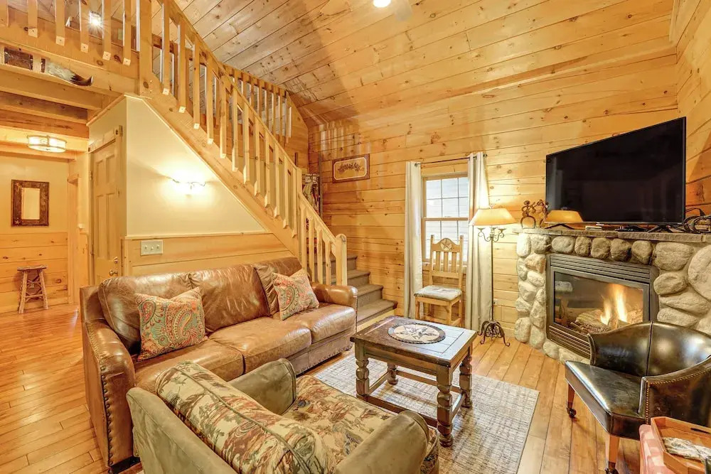 Fire Pit & Porch: Warm & Woodsy Rothbury Escape!