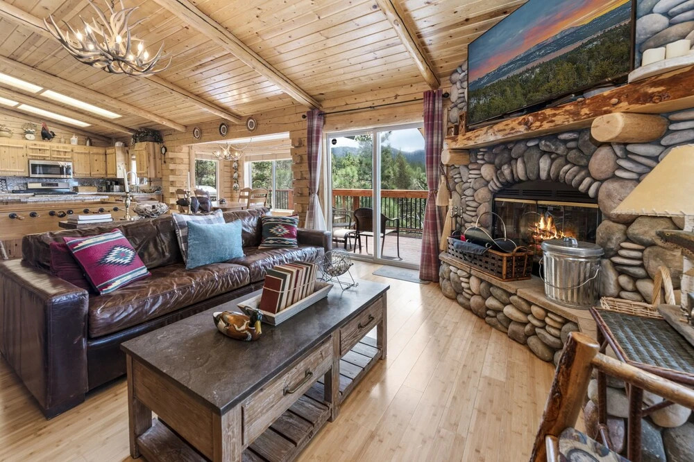 Moon Bear Lodge - Gorgeous Natural Wood Finishes At This Quality Home With Foosball! 3 Bedroom Cabin