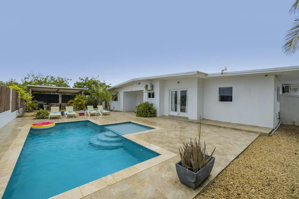 - Large Private Pool With Outdoor Dining - Centrally Located in the Island - Poo