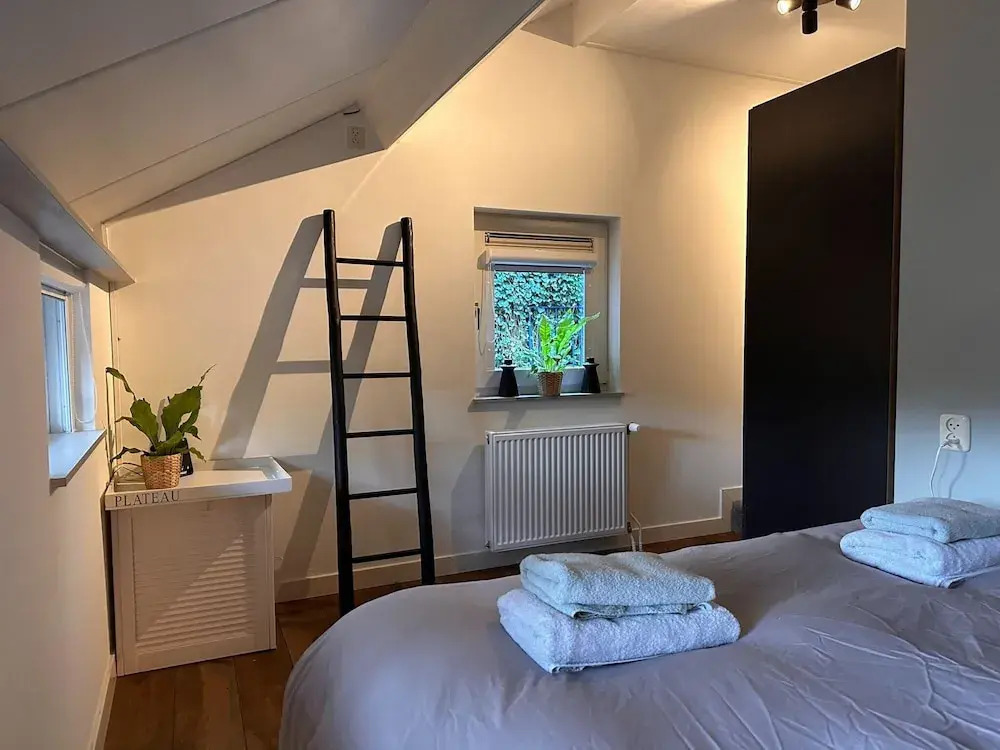 Scenic Stay Near Town & Lake