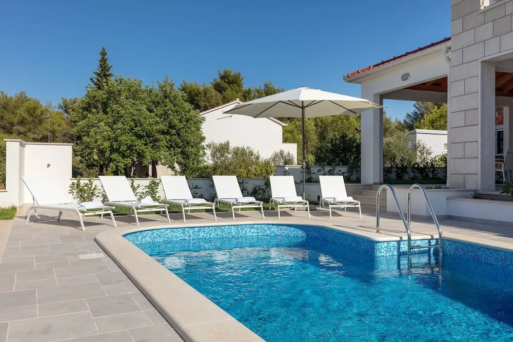 Villa Makarac - Heated Pool, Beach 140m & Kids Playground I Brač