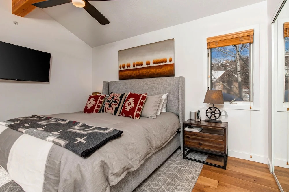 New Listing! Modern Townhome W/ Private Hot Tub 3 Bedroom Townhouse