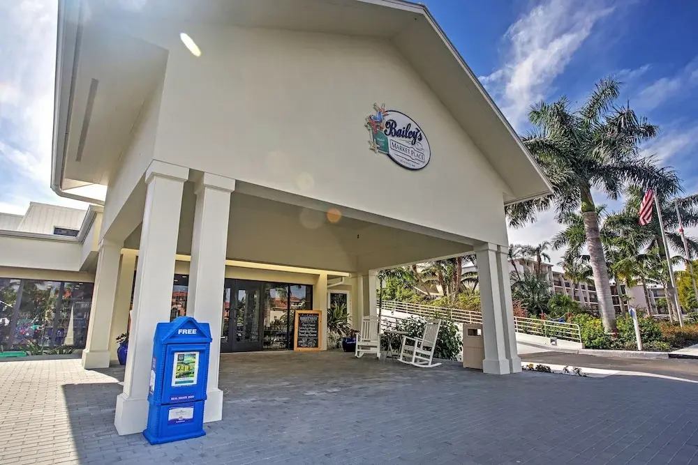 Sanibel Island Studio: Pool Access, Walk to Beach