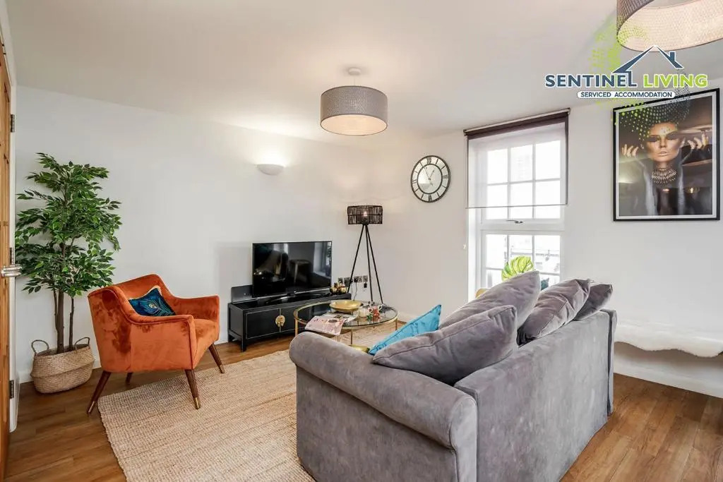 Sentinel Living Serviced Accommodation, Windsor, 2 Bedroom Apartment with Free Parking and WiFi