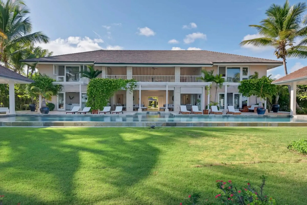Oceanfront Golf Course Estate w Pool Guest House