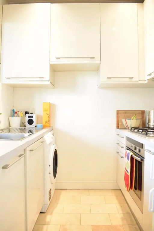 Bright 1 Bedroom Flat in Brook Green
