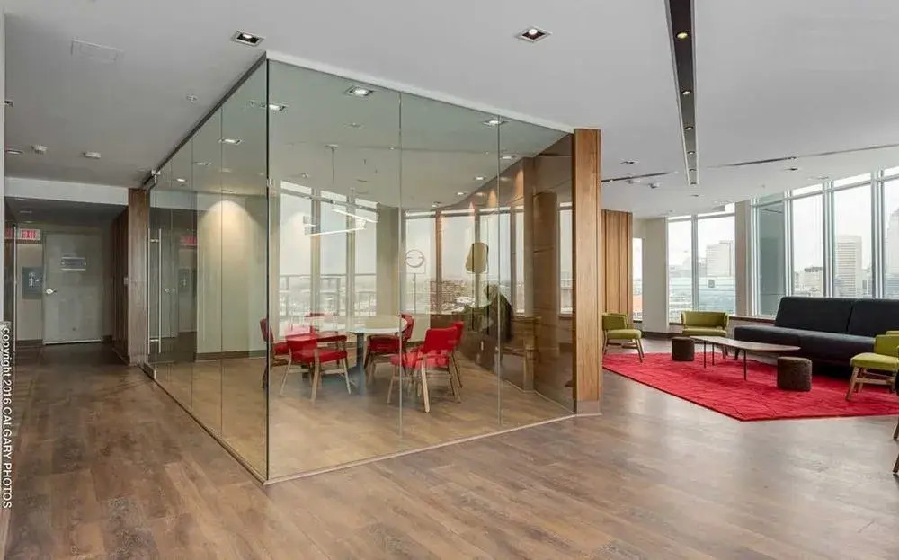Monki Di Executive Suites - GLAS - Luxury Inner City Home 3 min to Downtown w Private Rooftop Patio Fireplace
