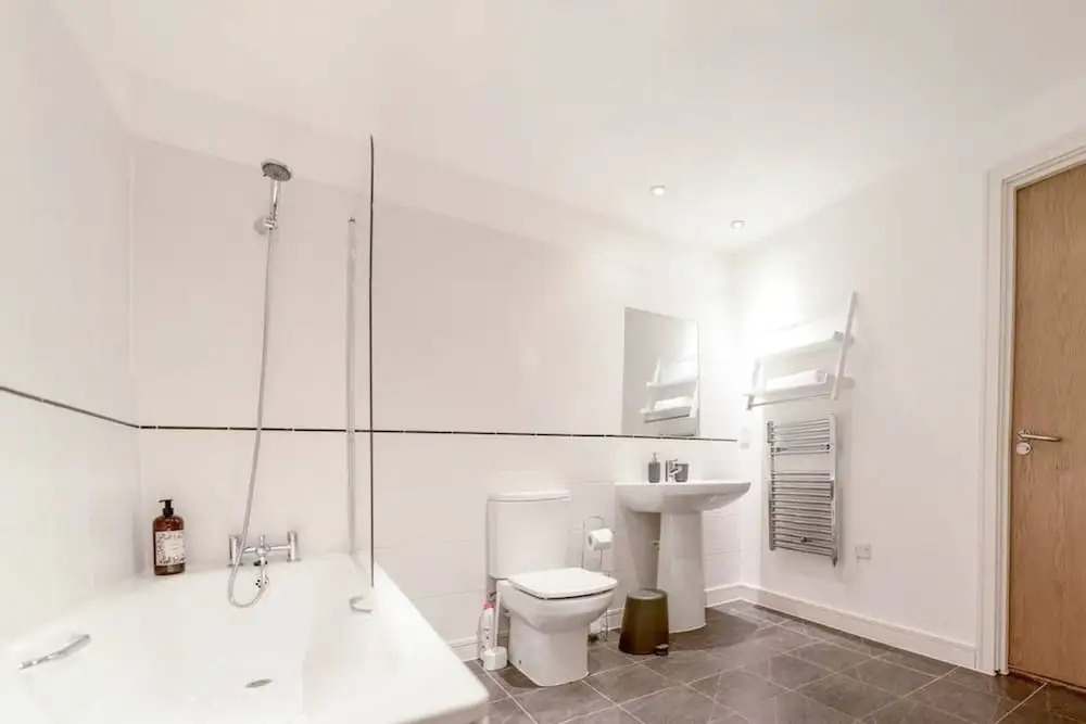 Modern 2 Bedroom Apartment in City Centre With Balcony