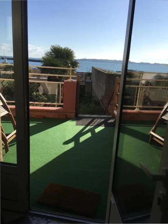 GÎte indépendant dans une villa -Vue et accès direct mer - avec 3 chambres et 3 grandes terrasses