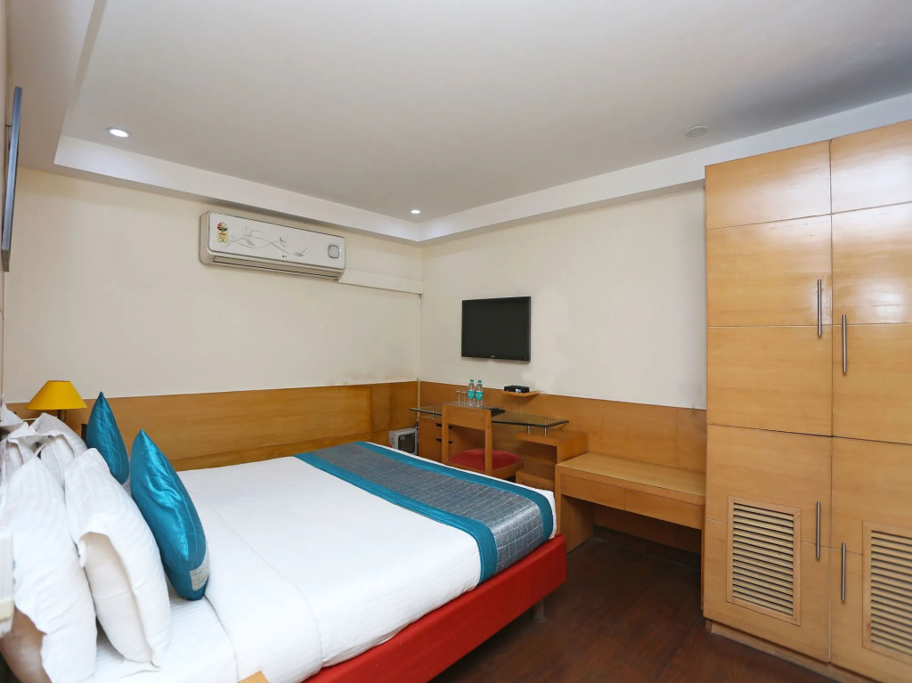 OYO 11340 Hotel Lakshmi Palace