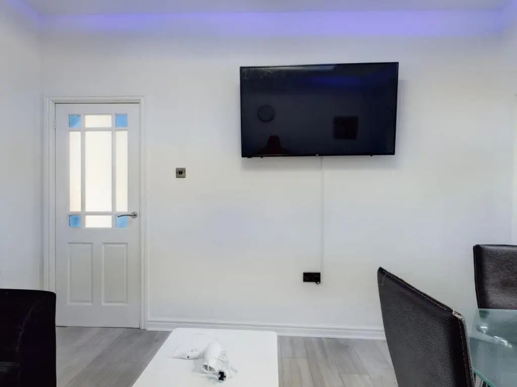 Stunning 4-bed House Fully Refurbished Modern