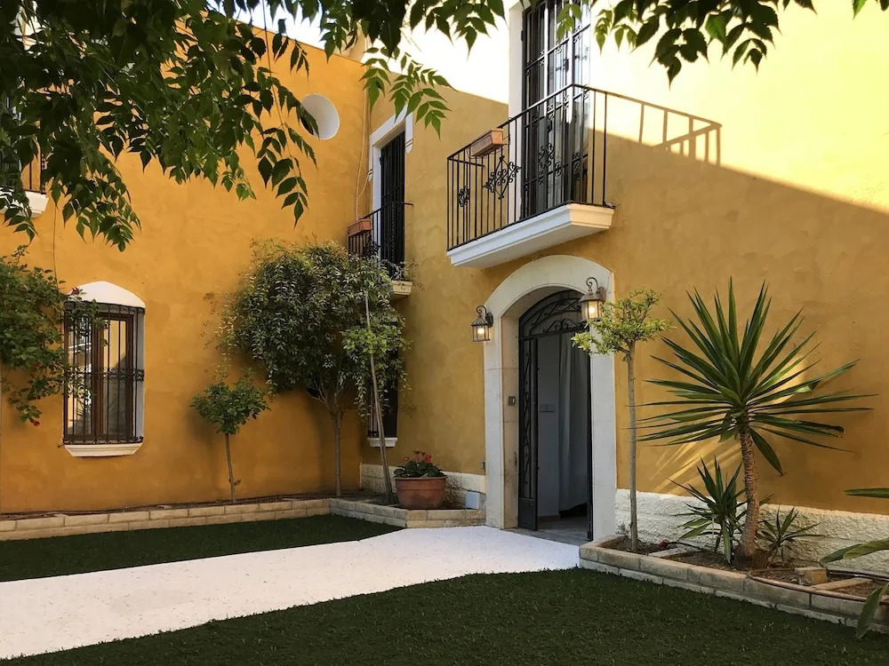 Spacious villa in Can Trabal with private pool and jacuzzi 980 m²