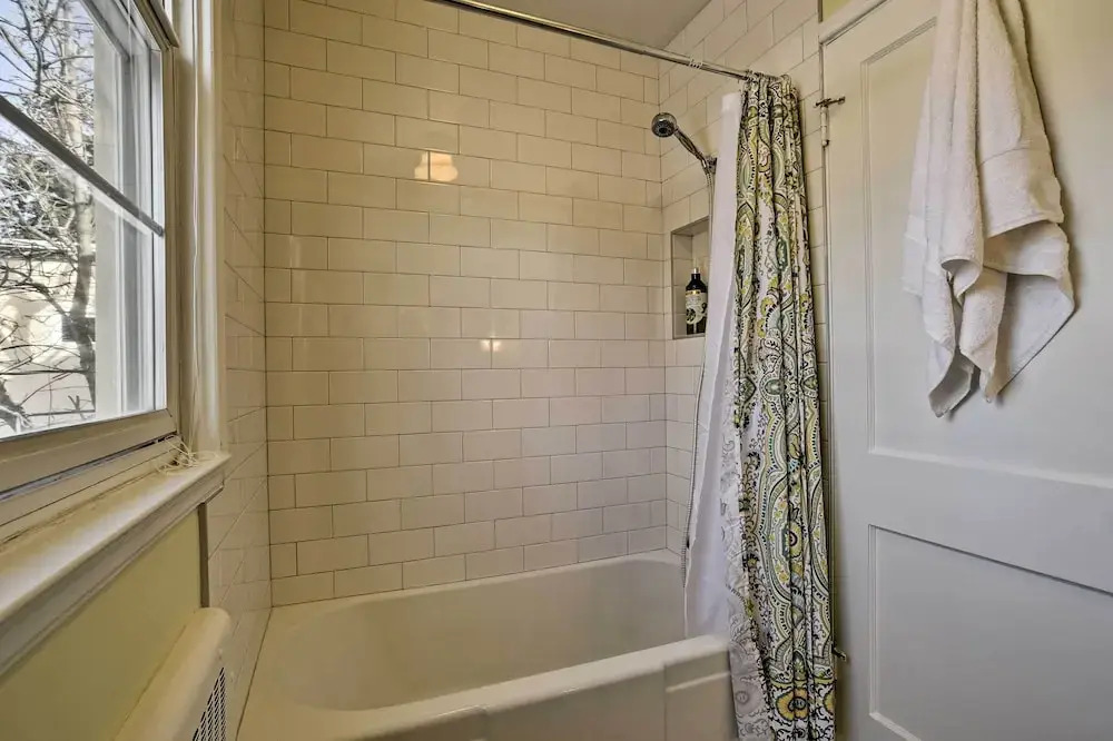 Townhome w/ Fast & New Wifi - Walk to Downtown!