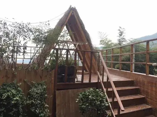 Mogan Mountain Xiaofeng Mujing Xiangye Hot Spring Hostel