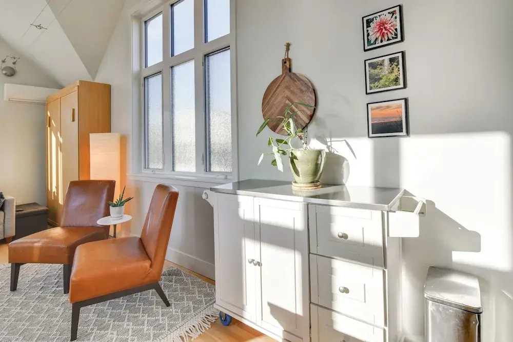 2-story Guesthouse w/ Private Deck in NE PDX