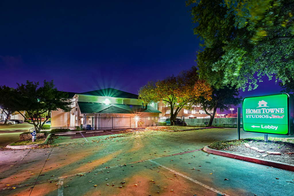HomeTowne Studios by Red Roof Dallas - North Addison - Tollway