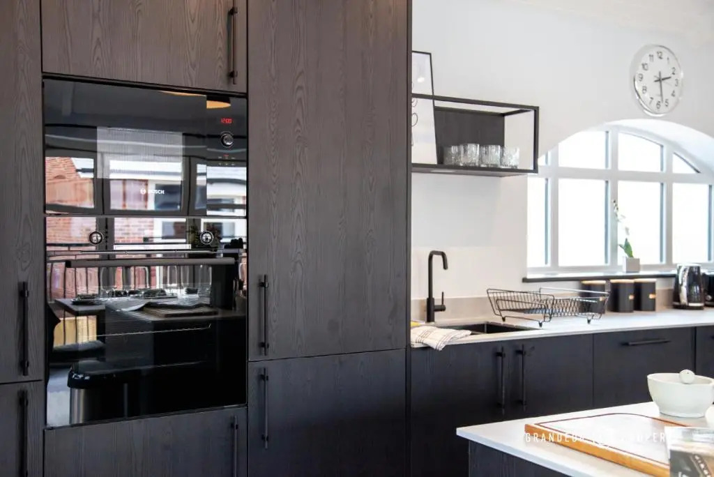 Ultra luxurious 2 bed apt on stilts, Free Parking