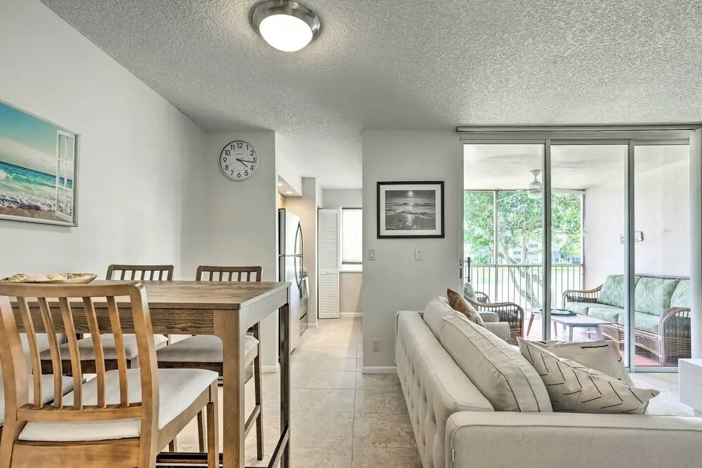 Jupiter Bay Condo w/ Pool < Half Mile to Beach!