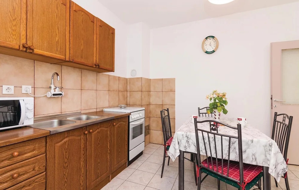 Stunning Apartment in Rovanjska With 3 Bedrooms